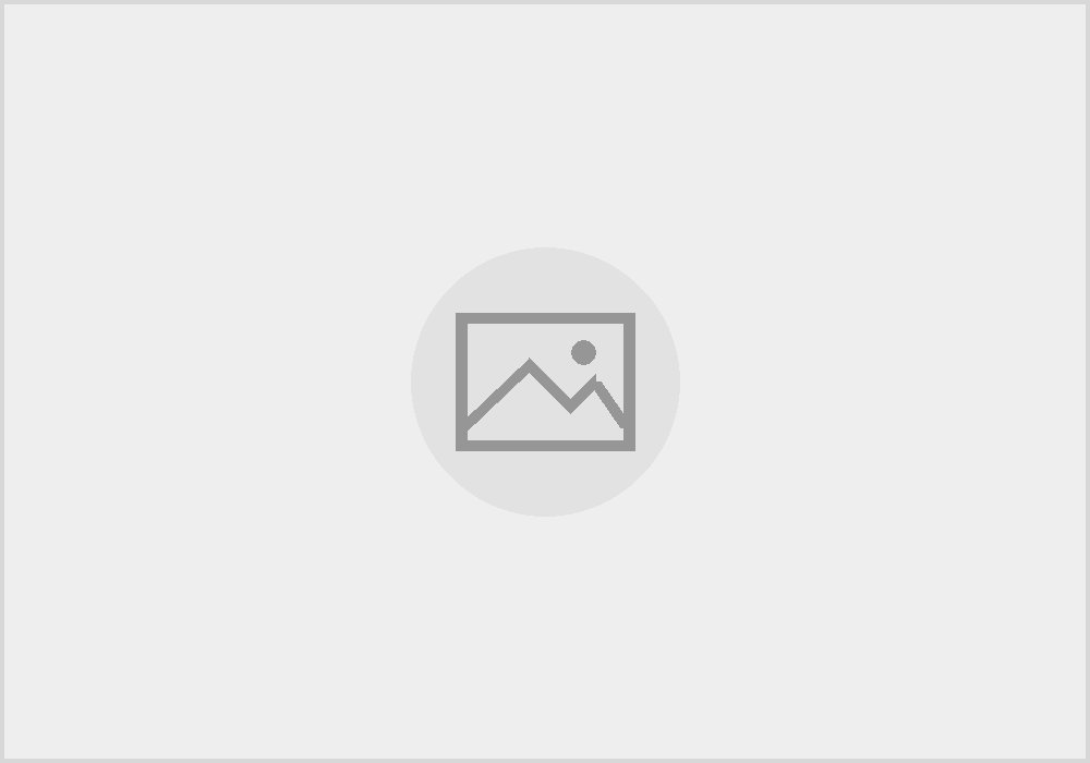 беспроводные наушники с зарядным кейсом на светлом столе, вид сверху